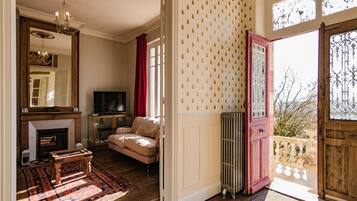 Télévision, cheminée, table de tennis de table