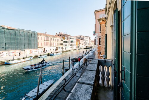 Stylish living: newly renovated apartment in Palazzo with balcony and canal view