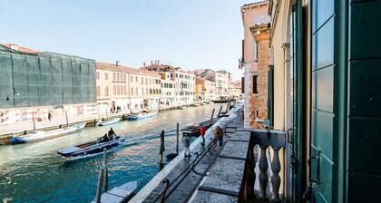 Stylish living: newly renovated apartment in Palazzo with balcony and canal view