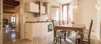 Stilvoll wohnen: Apartment in Palazzo neu renoviert mit Balkon und Kanalblick