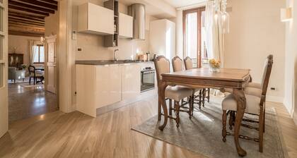 Stylish living: newly renovated apartment in Palazzo with balcony and canal view