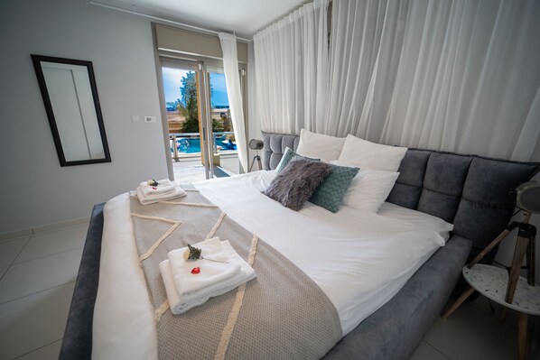 Luxury Apartment, Multiple Beds, Non Smoking, Sea View | 3 bedrooms, in-room safe, individually decorated, individually furnished