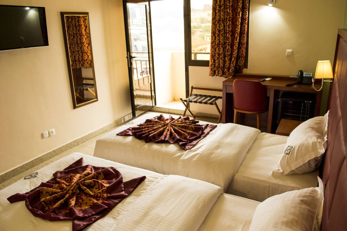20 bedrooms, minibar, in-room safe, desk