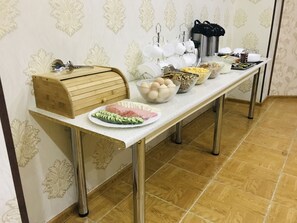 Free daily buffet breakfast