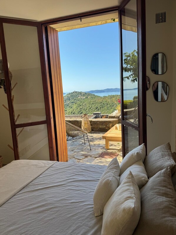 3 habitaciones, tabla de planchar con plancha y ropa de cama 