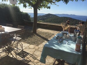 Outdoor dining - Charming house Gaou Benat. Terrace with exceptional views. (Bormes-les-Mimosas)