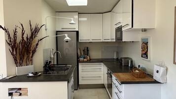 Een koelkast, een microgolfoven, een vaatwasser