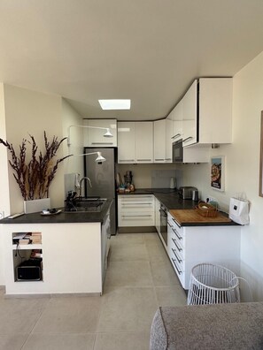 Fridge, microwave, dishwasher, coffee/tea maker
