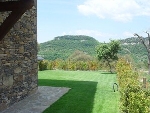 Property grounds - Rural apartment L'Alzina for 2 people (Tavertet)