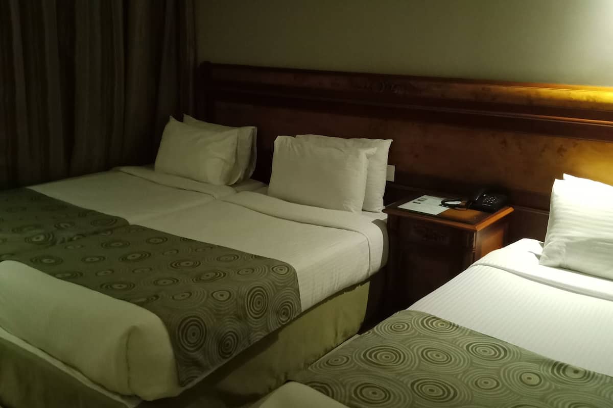 Standaard driepersoonskamer | 3 slaapkamers, een minibar, een kluis op de kamer, een bureau