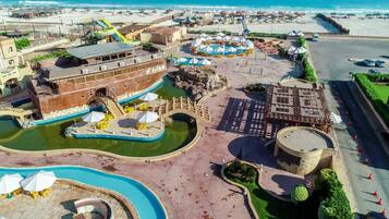 4 albercas al aire libre y camastros