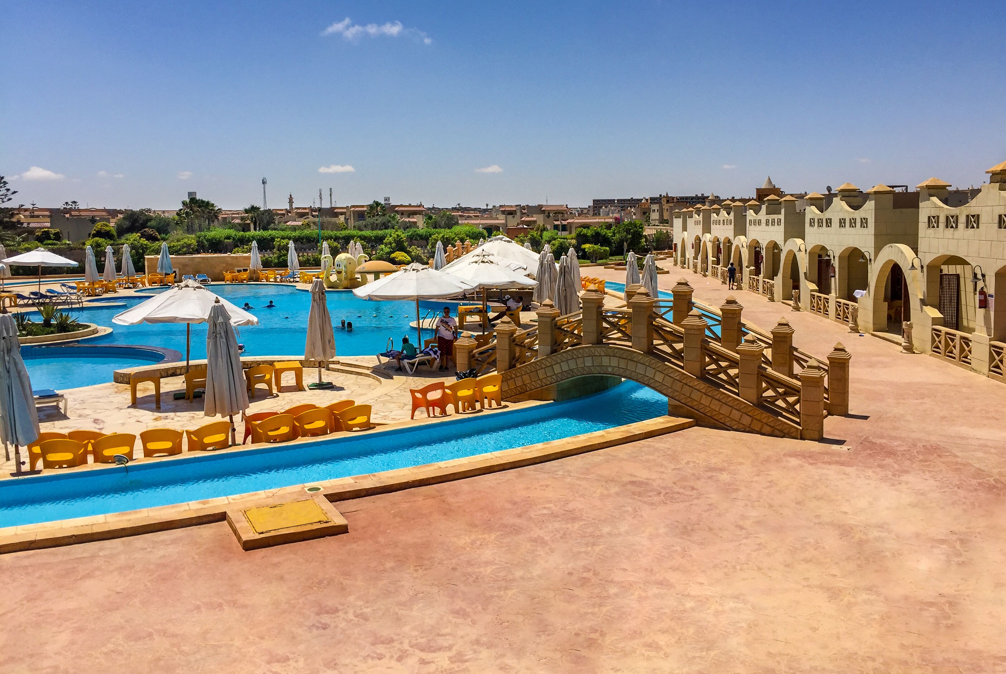 Minibar, coffres-forts dans les chambres, bureau