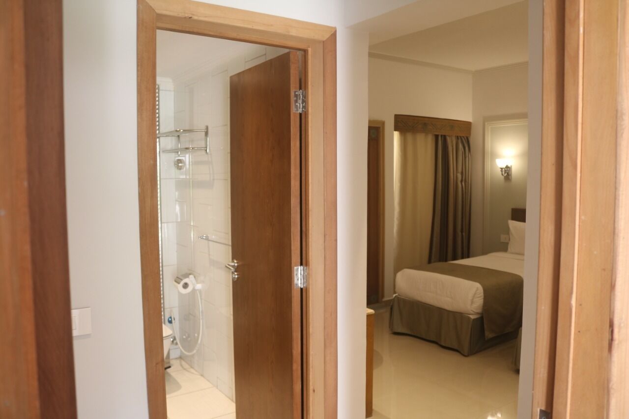 Une chambre d’hôtel avec une douche, un lit et une table de chevet.