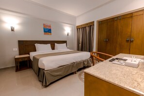 Frigobar, cofres nos quartos, escrivaninha