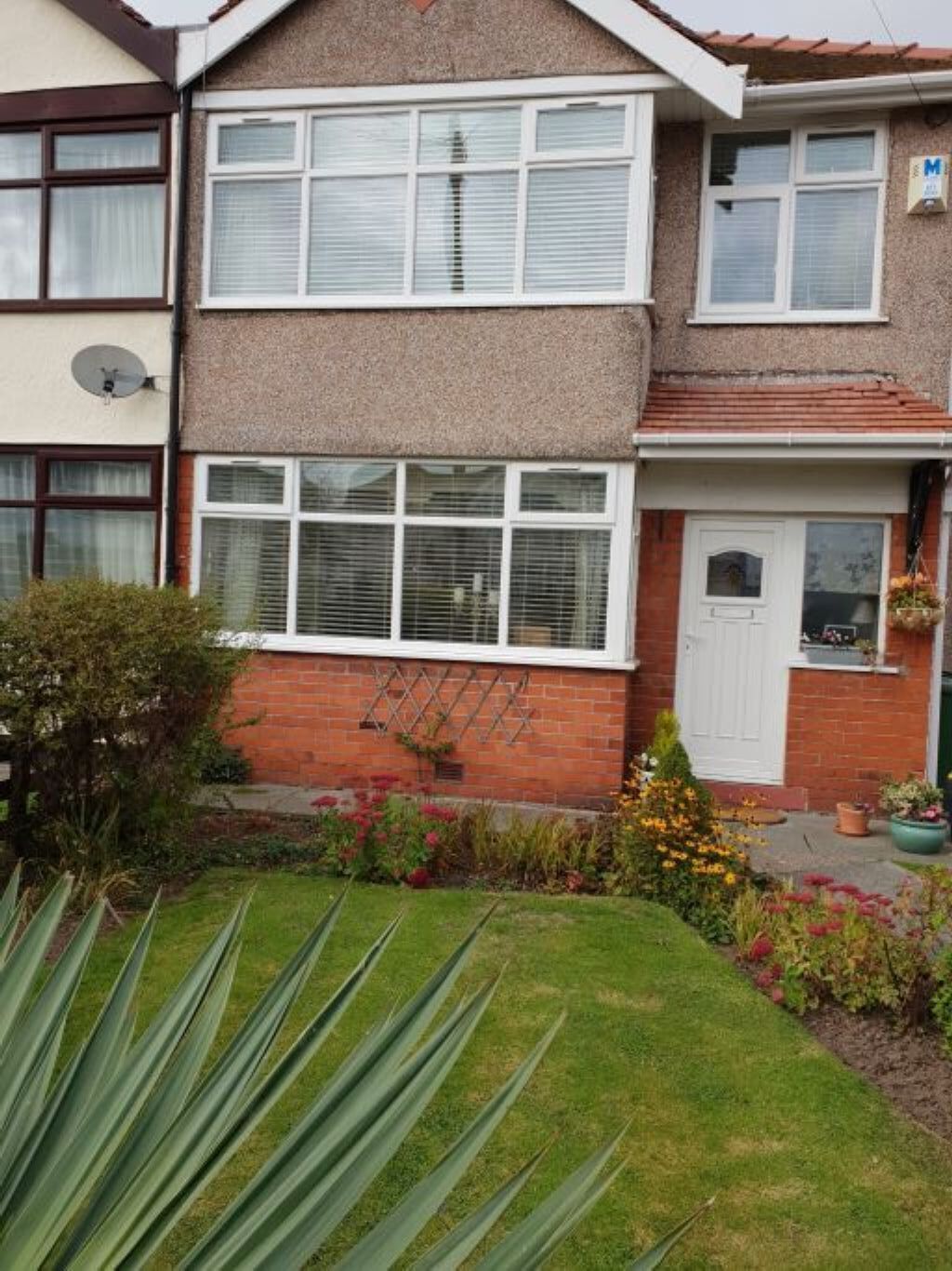 Cosy& stylish 2 bed home  near beach, pubs , railway station& golf course.