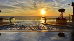 A pool with a water feature and a sunset view. - Elite Luxury Suite & Spa (Alanya)