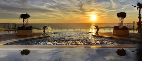 Inomhuspool, utomhuspool, parasoller och solstolar