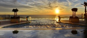 Sisäuima-allas ja ulkouima-allas avoinna 9.00–18.00, aurinkovarjoja