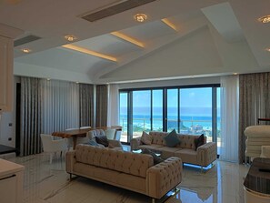 Exclusieve maisonnette, 3 slaapkamers, niet-roken, uitzicht op zee | Woonruimte | Een 32-inch lcd-televisie met premium tv-zenders en televisie