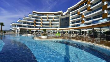 Innenpool, Außenpool, Sonnenschirme, Liegestühle