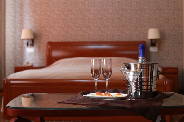 Suite | In-room safe, desk, iron/ironing board, free WiFi