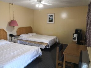 Basic dubbelrum eller tvåbäddsrum - 2 dubbelsängar - icke-rökare | Minibar, mörkläggningsgardiner, gratis wi-fi och sängkläder