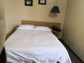 Basic enkelrum - 1 semidubbelsäng - icke-rökare | Minibar, mörkläggningsgardiner, gratis wi-fi och sängkläder