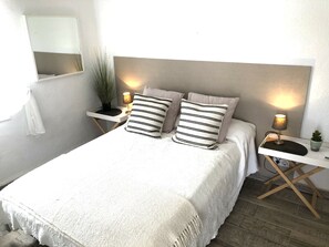 1 slaapkamer, een strijkplank/strijkijzer, wifi, beddengoed