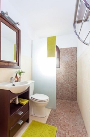 Hiustenkuivaaja, pyyhkeet, saippua, vessapaperi