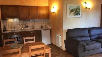 Een televisie en een open haard