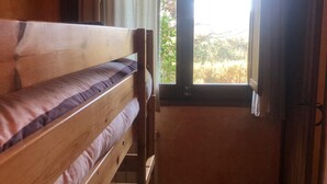 A small, narrow room with a bunk bed and a window. - Rural apartment L'Alzina for 4 people (Tavertet)