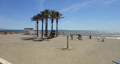 Beautiful apartment by the sea with pool