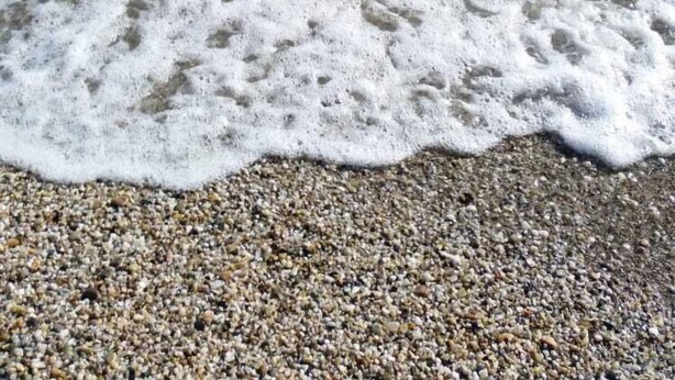 A beach with clear water and pebbles. - Beautiful apartment by the sea with pool (Roquetas de Mar)