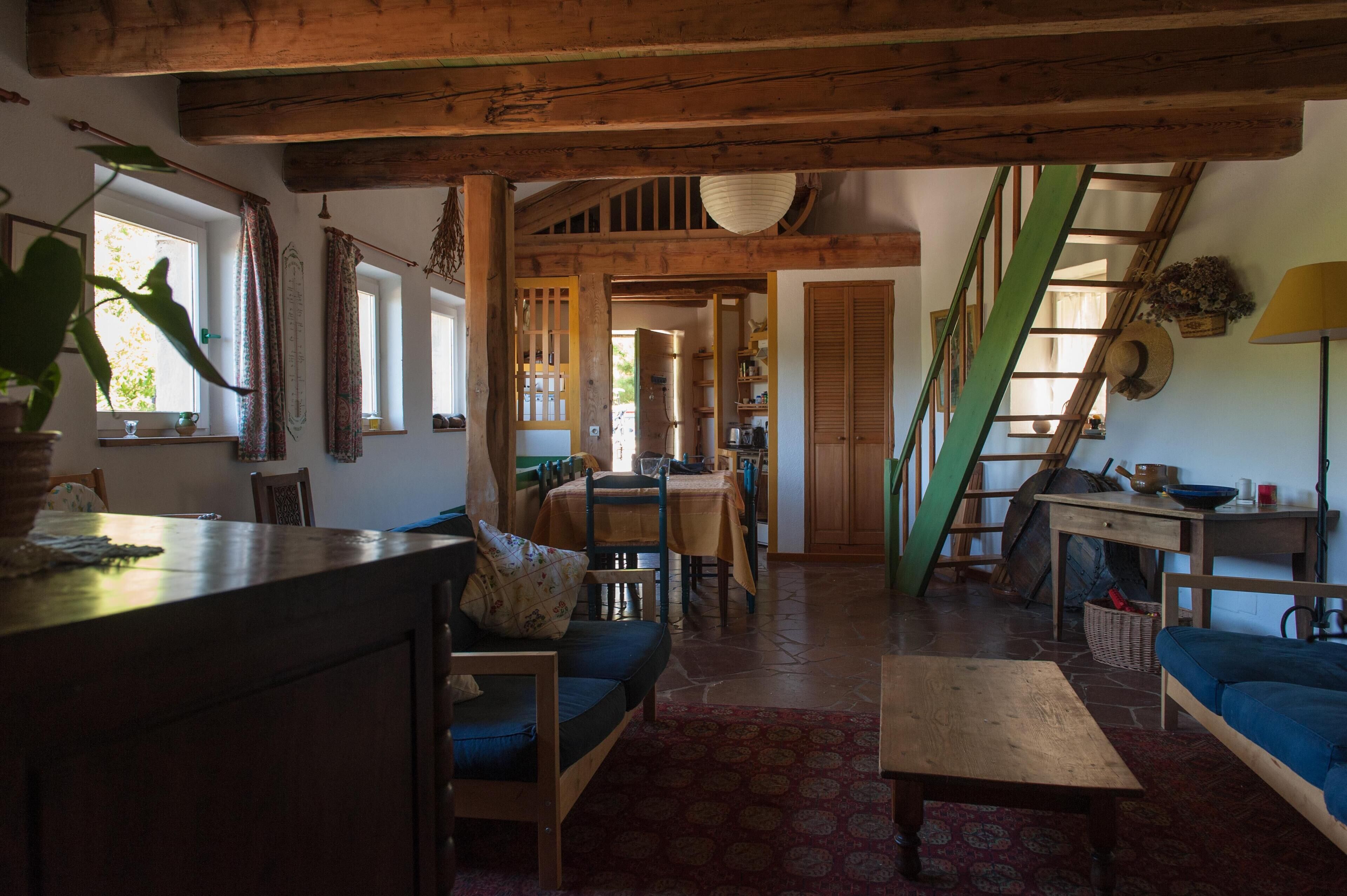 Far from everything but close to the essential