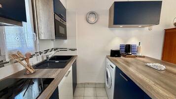 Refrigerador, horno, lavavajillas, cafetera/tetera