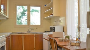 Private kitchen - California-style villa 4 bedrooms, terrace with sea view, parking, pets allowed (Le Lavandou)
