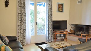 Living area - California-style villa 4 bedrooms, terrace with sea view, parking, pets allowed (Le Lavandou)