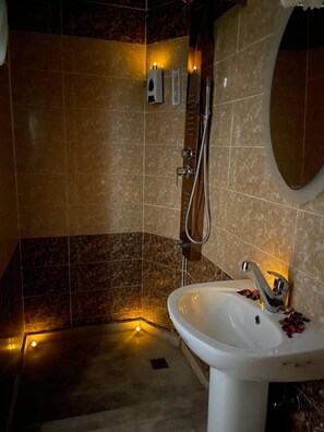 Shower, rainfall showerhead, designer toiletries, hair dryer - Abdeen Palace Hotel (Cairo)