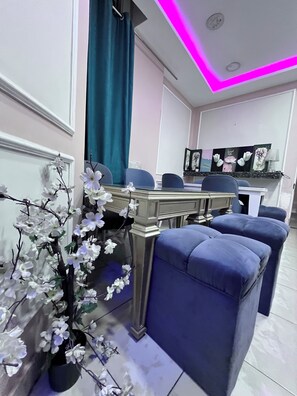 Seprai premium, selimut bulu angsa, bantalan ekstra lembut, dan minibar