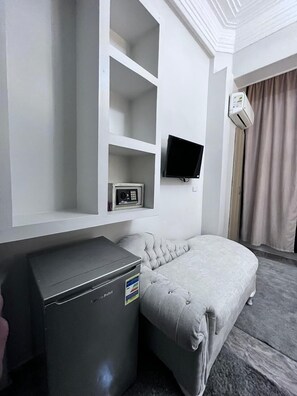 Seprai premium, selimut bulu angsa, bantalan ekstra lembut, dan minibar