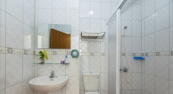 Premier Tek Büyük Yataklı Oda, 1 Yatak Odası | Banyo | Duş, geniş duş başlığı, saç kurutma makinesi, terlik
