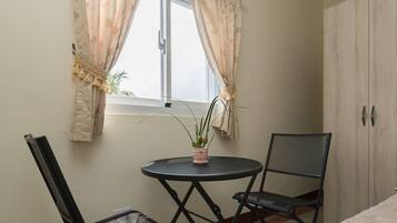 Habitación cuádruple Premium, 2 camas Queen size, vista al mar | Servicio a la habitación