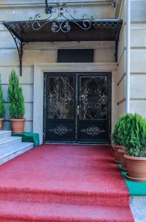Property entrance - Hotel Naberezhnaya (Baku)