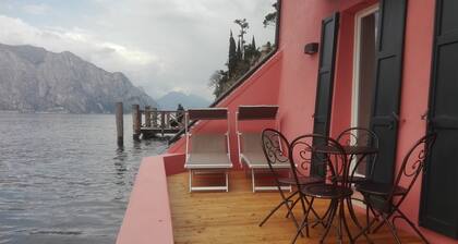 Lakeside apartment located in historic center with wonderful views