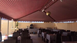 Desayuno buffet (SAR 50 por persona) 