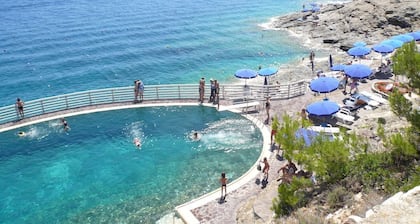Four-room apartment in the Capo D'Arco area with direct access to the sea