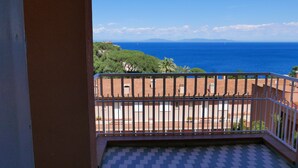 A balcony with a view of the sea and distant mountains. - Four-room apartment in the Capo D'Arco area with direct access to the sea (Rio Marina)