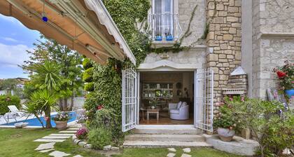 Villa de luxe en pierre, grand jardin, piscine, trĂšs proche de la belle plage.