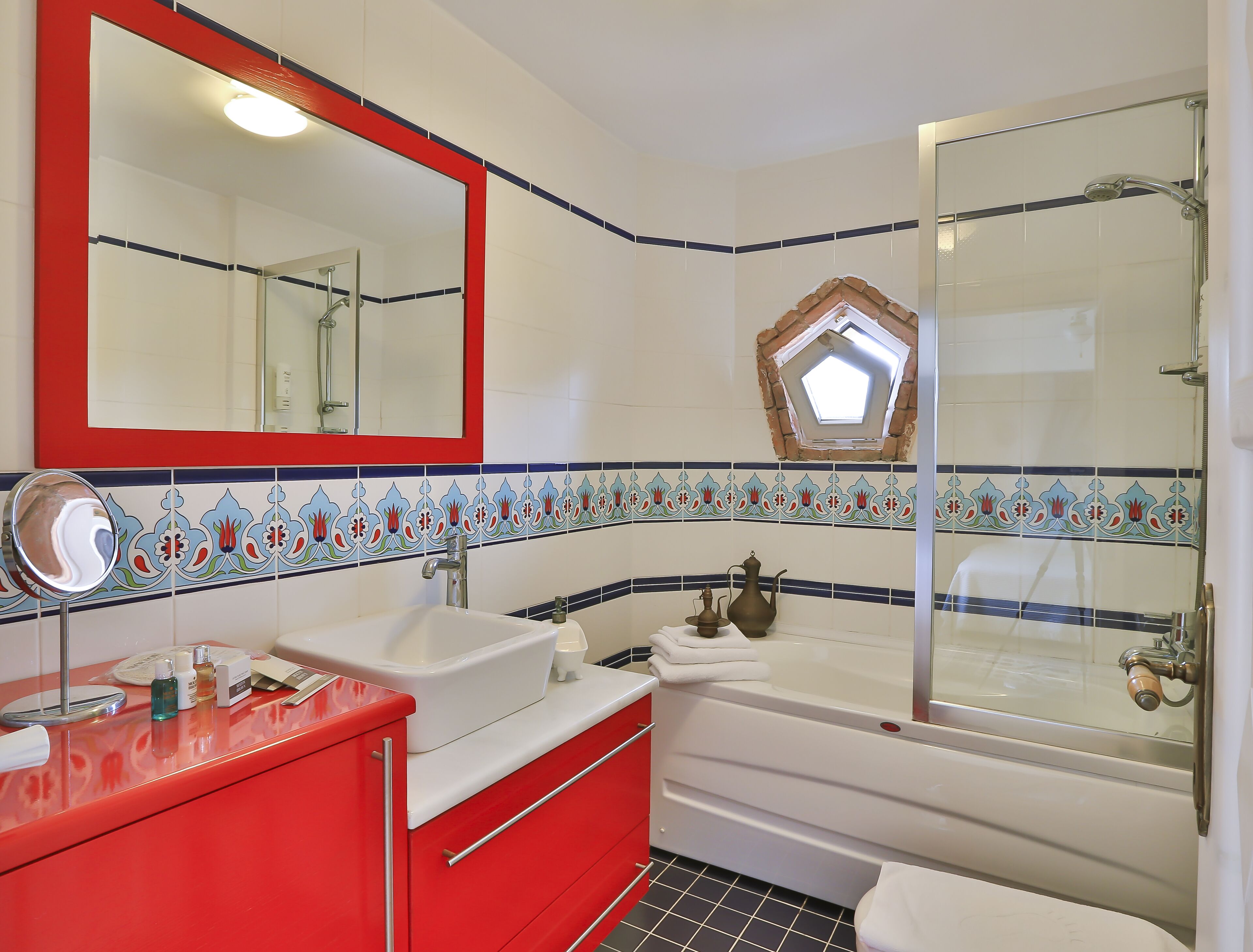 Luxury Stone Villa,Large Garden,Swimming Pool, Very Close the Beautiful Beach .