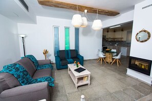 Smart TV, fireplace, DVD player